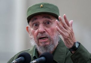 Fidel fustige "l'empire" et le capitalisme devant des milliers de Cubains