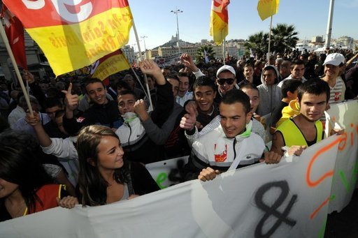230.000 manifestants à Marseille, la mobilisation continue de plus belle, les lycéens étaient là !