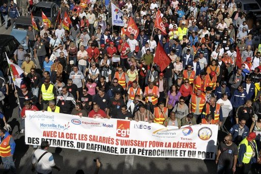 230.000 manifestants à Marseille, la mobilisation continue de plus belle, les lycéens étaient là !