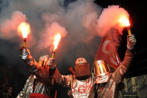 230.000 manifestants à Marseille, la mobilisation continue de plus belle, les lycéens étaient là !
