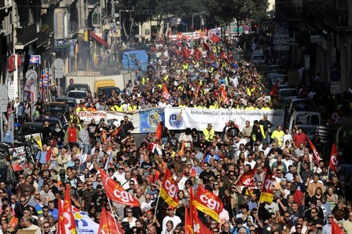230.000 manifestants à Marseille, la mobilisation continue de plus belle, les lycéens étaient là !