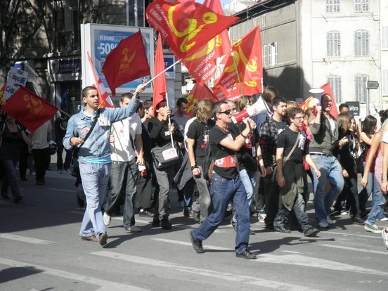 230.000 manifestants à Marseille, la mobilisation continue de plus belle, les lycéens étaient là !