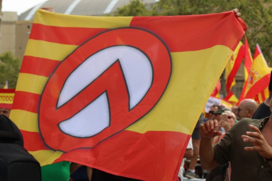 2000 fascistes défilent dans la violence à Barcelone pour l'unité de l'Espagne