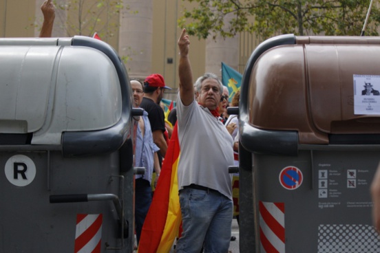 2000 fascistes défilent dans la violence à Barcelone pour l'unité de l'Espagne