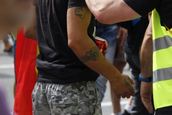 2000 fascistes défilent dans la violence à Barcelone pour l'unité de l'Espagne