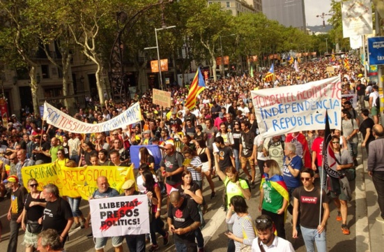 Catalogne : Un an après le référendum d'autodétermination, des militant.e.s indépendantistes bloquent routes et trains