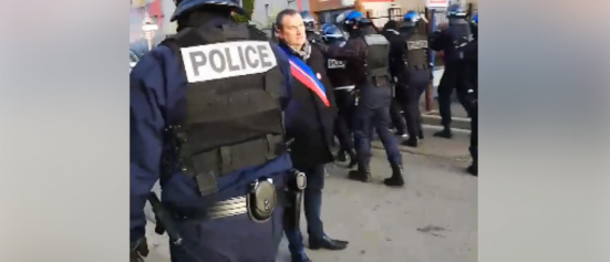 L'élu communiste Pierre Garzon (PCF) s'interpose entre les CRS et les lycéen.ne.s