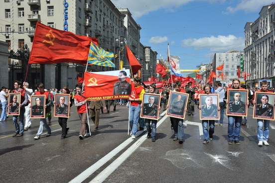 Fête de la Victoire : 100.000 manifestants à Moscou au côté du Parti Communiste