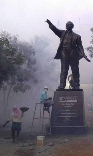 Tirunelveli (Tamil Nadu) érige une statue de Lénine en réponse aux fanatiques du BJP Tirunelveli (Tamil Nadu) érige une statue de Lénine en réponse aux fanatiques du BJP