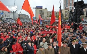 Les communistes russes rendent hommage aux victimes du putsch d’Eltsine en octobre 1993