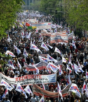 Plusieurs centaines de milliers de manifestants répondent à l’appel du PAME pour une manifestation géante à Athènes