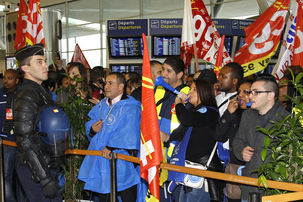 Aéroports: les policiers refusent d'être des briseurs de grève Aéroports: les policiers refusent d'être des briseurs de grève