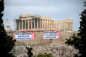 KKE déploie une nouvelle banderole sur l'Acropole: «A la bas la dictature de l'Union européenne des monopoles !»
