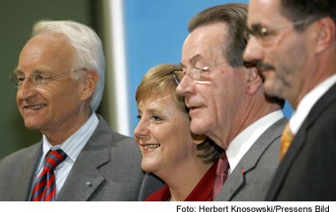 Les principaux leaders de la coalition SPD-CDU/CSU: Edmund Stoiber (CSU), CDU: Angela Merkel, Franz Müntefering (SPD) et Matthias Platzeck (secrétaire général du SPD)