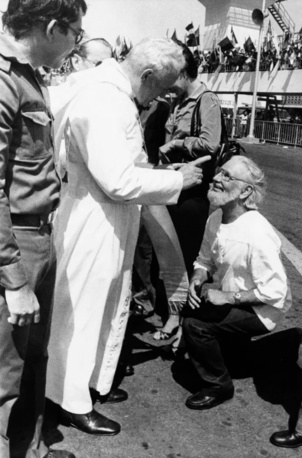 Le pape Jean Paul II réprimande Ernesto Cardenal sur le tarmac de l’aéroport de Managua à son arrivée, le 4 mars 1983. Mario Tapia