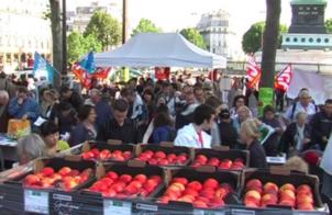 Vente militante de 10 tonnes de fruits et légumes à prix coutant à Paris mercredi 22 août