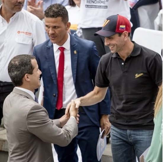 Guerre ouverte dans l'opposition vénézuélienne, Henrique Capriles tente de détrôner Juan Guaidó