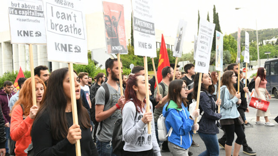 Grèce : La jeunesse communiste mobilisée en solidarité avec le peuple étasunien en lutte