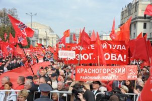 Protestations massives, organisées par les communistes, en Russie contre les "réformes" de Poutine