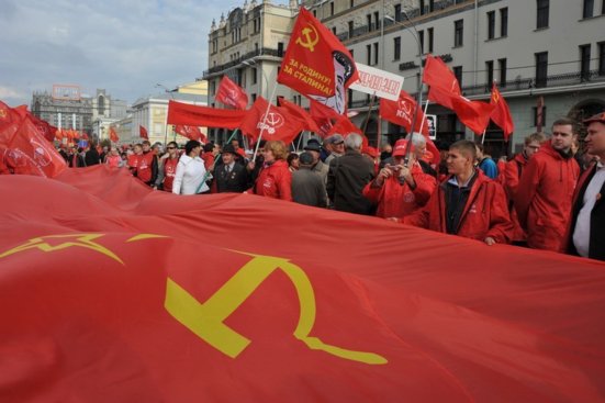 Protestations massives, organisées par les communistes, en Russie contre les 