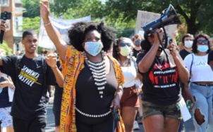 Marcey Lynn Jones, la communiste du Connecticut qui a fabriqué et distribué plus de 4000 masques Marcey Lynn Jones, la communiste du Connecticut qui a fabriqué et distribué plus de 4000 masques