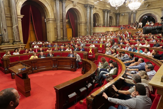 Le parlement catalan déclare que la Catalogne est une "République" et "ne reconnaît pas "de roi" Le parlement catalan déclare que la Catalogne est une "République" et "ne reconnaît pas "de roi"