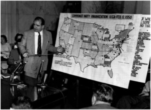 McCarthy pointe une carte montrant soi-disant l'étendue de l'influence communiste aux États-Unis, le 9 juin 1954