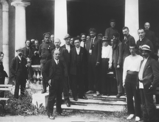 MN Roy (au centre, cravate noire et veste) avec Vladimir Lénine (dixième à partir de la gauche), Maxim Gorky (derrière Lénine) et d'autres délégués au deuxième congrès de l'Internationale communiste au palais Uritsky à Petrograd 1920