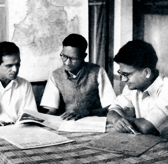 BT Ranadive, G Adhikari et PC Joshi lors d'une réunion du Bureau politique du Parti communiste indien au siège du CPI à Bombay, 1945 BT Ranadive, G Adhikari et PC Joshi lors d'une réunion du Bureau politique du Parti communiste indien au siège du CPI à Bombay, 1945