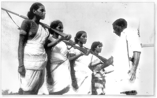 Mallu Swarajyam (à gauche) et d'autres membres d'une escouade armée pendant la lutte armée Telangana (1946-1951) Mallu Swarajyam (à gauche) et d'autres membres d'une escouade armée pendant la lutte armée Telangana (1946-1951)