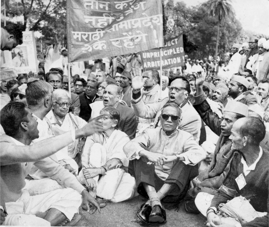 Des membres du Samyukta Maharashtra Samiti dirigés par le chef communiste SS Mirajkar (troisième en partant de la droite, portant des lunettes noires) qui était alors maire de Bombay, manifestant devant le Parlement de New Delhi, 1958