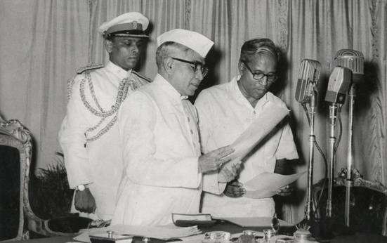 EMS Namboodiripad (à droite) prêtant serment en tant que premier ministre en chef du Kerala. Thiruvananthapuram, 5 avril 1957 EMS Namboodiripad (à droite) prêtant serment en tant que premier ministre en chef du Kerala. Thiruvananthapuram, 5 avril 1957