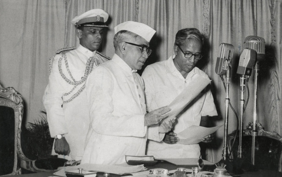 EMS Namboodiripad (à droite) prêtant serment en tant que premier ministre en chef du Kerala. Thiruvananthapuram, 5 avril 1957