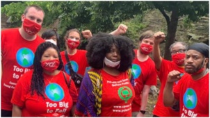 Marcey Lynn Jones, au centre, avec des membres de la Ligue des jeunes communistes du Connecticut portant des masques qu'elle a cousus Marcey Lynn Jones, au centre, avec des membres de la Ligue des jeunes communistes du Connecticut portant des masques qu'elle a cousus