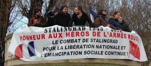 Les œillets rouges sur la place de la Bataille de Stalingrad à Paris