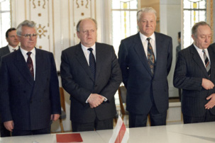 Leonid Kravtchouk, Stanislav Shushkévitch, Boris Eltsine mettent officiellement fin de l'Union soviétique - 8 décembre 1991