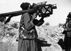 Un combattant islamiste moudjahidin vise un missile Stinger de fabrication américaine fourni par la CIA près de Gardez, Afghanistan, décembre 1991