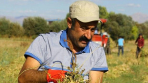Fatih Mehmet Maçoglu travaillant aux champs