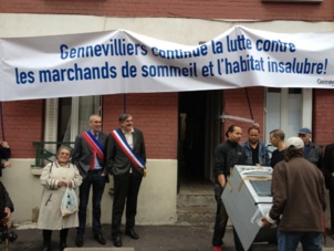Le maire PCF de Gennevilliers mure les taudis Le maire PCF de Gennevilliers mure les taudis