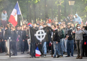 Des skinheads battent à mort un militant de gauche à Paris