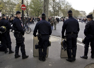« Les fascistes assassinent à Saint Lazare ; le PS rafle à Barbès » « Les fascistes assassinent à Saint Lazare ; le PS rafle à Barbès »