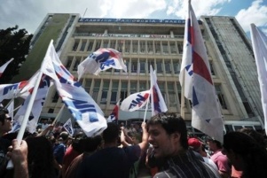 les manifestants du PAME devant le siège de l'ERT