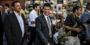 Manuel Valls sifflé et traité de "facho" dans les rues d'Aurillac Manuel Valls sifflé et traité de "facho" dans les rues d'Aurillac