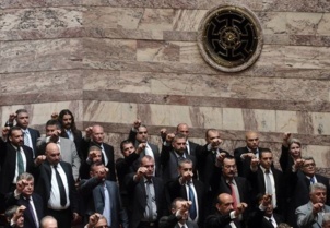 Des députés néonazis du groupe Chryssi Avghi (Aube dorée) Des députés néonazis du groupe Chryssi Avghi (Aube dorée)