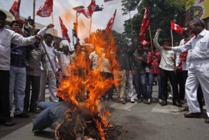 Des militants du CPI brûlant une mannequin de l'UPA pour protester contre les prix du pétrole
