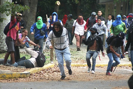 Les gentils étudiants de l'opposition qui caillassent l’ambulance 