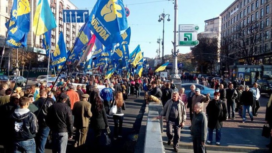 Pendant que les nazis défilent à Kiev, le gouverneur de Poltava décide la destruction de près de 120 statues de Lénine dans l'oblast