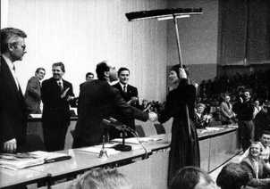 Election de Gregor Gysi symbolisée par la remise d'un balai