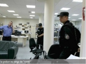 La police dans les locaux du journal ukrainien "Vesti"