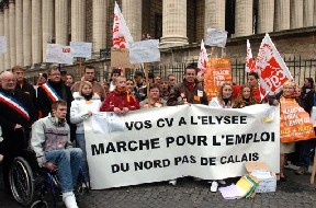 4.000 CV à l'Elysée, 5.000 manifestants à Jaurès: le PCF occupe le terrain